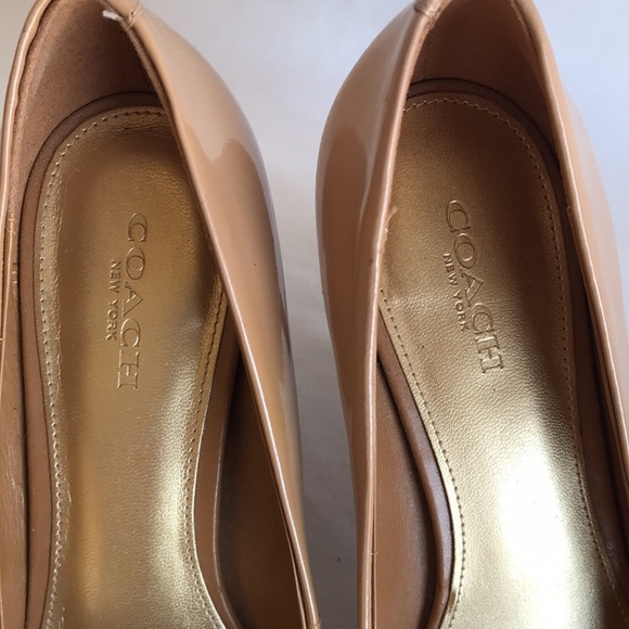 Coach New York black and tan pointy toe heels with gold nameplate, size 7.5 B - Picture 6 of 8